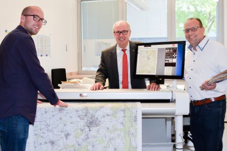 Selbst große Baupläne scannt Frederic Heske (l.) ohne Probleme, hier mit Landrat Manfred Müller und dem Leiter der Post- und Scanstelle des Kreises Michael Richardt (r.) Foto: Kreis Paderborn/ Amt für Presse- und Öffentlichkeitsarbeit, Meike Delang